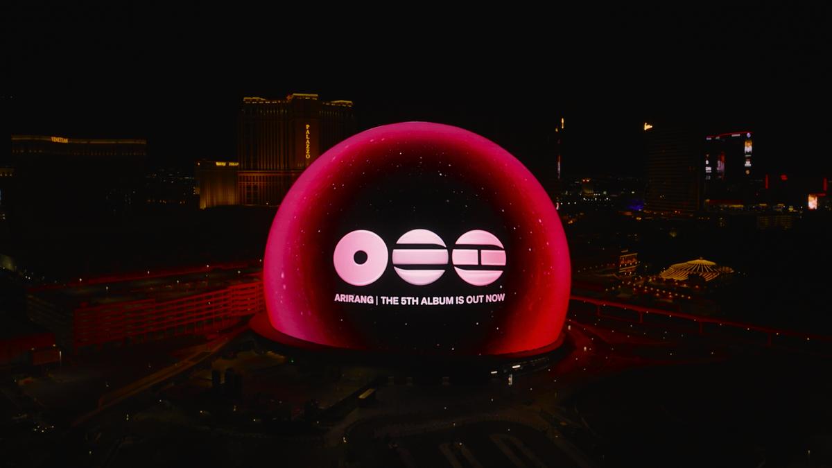 フォト＆〉砂漠の夜を呑み込む赤い津波、ラスベガスを制圧したBTS…6万