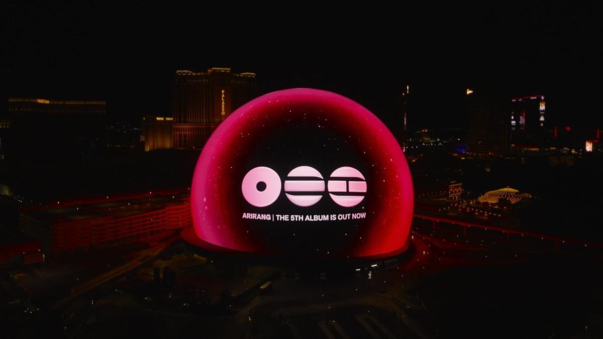 フォト＆〉砂漠の夜を呑み込む赤い津波、ラスベガスを制圧したBTS…6万