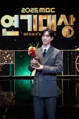서강준, '언더커버 하이스쿨'로 MBC 연기대상 수상