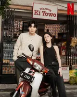 [Photo &] Kim Seon-ho and Go Yoon-jung Spotted on a Street Food Date... 'Can This Love Be Translated?' Excitement