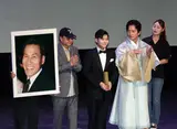 〈攝影〉已故安成基之子，身穿父親的燕尾服代為領獎「全州國際電影節開幕式現場」