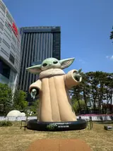10公尺「巨型格洛古」登陸首爾潛水湖畔…電影上映前夕舉辦「星戰日 2026」