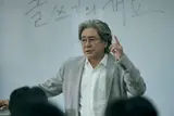‘The Last-Row Boy’ Character Stills Revealed Featuring Choi Min-sik x Choi Hyun-wook! A Meeting Between a Professor of Korean Literature and a Mysterious Boy!