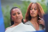 « Prise en main du photocall » : les sœurs Malia et Sasha Obama, filles de leur père à l’inauguration du “centre présidentiel”, dévoilent un look de bureau Y2K, très chic