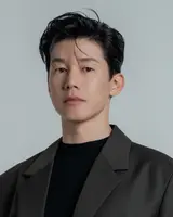 Kim Moo-yeol y Ahn Sung-ki reciben los Premios a los Artistas Destacados de 2026, que desvelan a sus cinco galardonados en la 16.ª edición