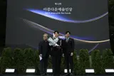 200 personas se reúnen para celebrar los 99 años de Shin Young-kyun… Las emotivas palabras del hijo de Ahn Sung-ki