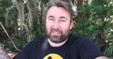 《迪士尼Vlog的傳奇》亞當·德·伍，於家中被發現死於51歲