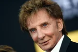 流行音樂傳奇貝瑞·曼尼洛（Barry Manilow）82歲被診斷為肺癌... 