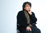 [인터뷰] 봉1, 봉2 … ‘봉8’ 〈미키 17〉이 탄생하기까지, 봉준호 감독 “2시간 동안 폰 안 보는, 정신없이 재밌는 영화 만드는 게 목표”