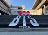 セジョン文化会館の階段を飾る「BTS 3月20日」... ソウルの中心でフルメンバーのカムバックを予告