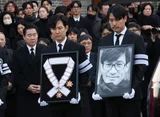 「先輩、ゆっくり休んでください」... '永遠の俳優' アン・ソンギ、後輩たちの涙の中で永眠