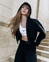 BLACKPINKのリサ、ナイキのグローバルパートナーに参加… “スポーツ・ストリート領域まで拡張”