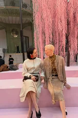 キム・ゴウン、パリでティルダ・スウィントンと「目が合う」…「人間シャネル」の独特なオーラ