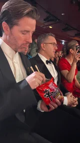 [カルチャー&] オスカー2冠の『ケデホン』監督、オスカー授賞式で生ラーメン食べ放送！続いて『ようこそ』登場