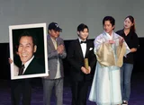 ［フォト&］故・アン・ソンギの息子、父のタキシードを着て代理受賞「全州国際映画祭開幕式の現場」