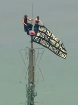 Una pareja rusa realiza una ‘propuesta a riesgo de su vida’ en la cima de la antena del Empire State Building de 443 m… y es detenida tras un golpe de efecto sorpresa