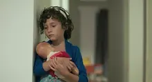 섬세하게 가족이 되는 과정을 살피는 <프리다의 그해 여름>