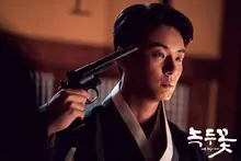 〈녹두꽃〉, 더는 털이 희지 않다고 해서 진흙탕에 구를 필요는 없다