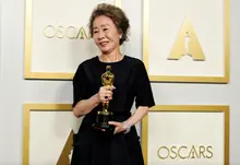 한국 배우 최초, 오스카 트로피 품에 안은 윤여정에 대한 소소한 사실들