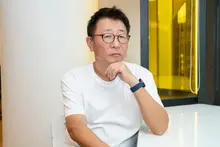 [인터뷰] 오디오 무비라니 신박하쥬? <극동> 연출한 곽경택에게 유재명이 흡연하며 뱉은 투정