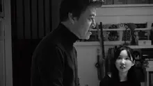 <탑> 4층 건물을 오르내리며 찢어진 이 남자는 누구일까
