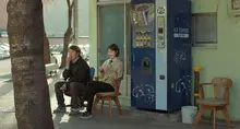 <창밖은 겨울> 세 발짝쯤 떨어져서 걷던 두 사람이 나란히 이어폰을 나눠 낄 때