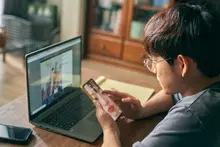 지금 스마트폰으로 읽고 있나요? 현실 밀착형 스릴러 포함한 2월 셋째 주 OTT 신작 라인업