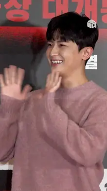 핑크색 니트남... 치얼업의 그 연하남 맞죠? A: 넹 김신비 배우입니다^^ [대외비]