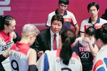 송강호, 이겨본 적 없는 배구감독 된다! 영화〈1승〉 스틸컷 공개