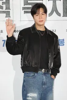 [On-Site Photo] Lee Min-ho Poses at the Press Conference for the Movie 'All-Knowing Reader's Perspective'!