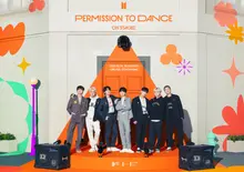 L'album live de BTS 'Permission to Dance on Stage' atteint la 10ème place du Billboard 200, un nouveau record d'entrée dans le top 10 pour un artiste coréen