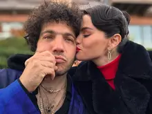 セレーナ・ゴメス、ベニー・ブランコとの結婚式に赤いホルターネックドレスで完璧なカップルルック