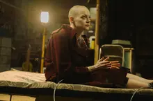 エマ・ストーンの再発見『ブゴニア』、剃髪の奮闘から製作者の挑戦まで！