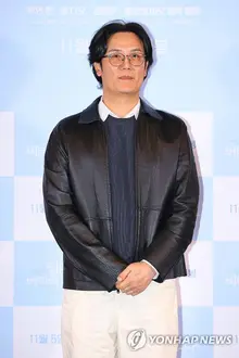[Ảnh&] Đạo diễn Mo Hong-jin, tạo dáng cho 'Tôi sẽ bỏ mẹ'