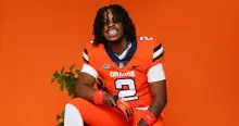 Le rappeur Billboard Toosii porte un casque au lieu d'un micro... Recrutement confirmé dans l'équipe de football américain de l'Université de Syracuse