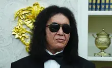 金·西蒙斯，侮辱已故艾斯·弗雷利？