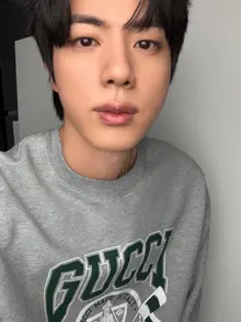 [Photo&] BTS Jin, a pris un selfie mais a dit qu'il ne le posterait pas car il n'était vraiment pas bon, mais en le regardant, c'est drôle
