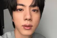 [Ảnh&] BTS Jin, đã chụp selfie nhưng nói thật là không đẹp nên không đăng, nhưng nhìn lại thấy buồn cười