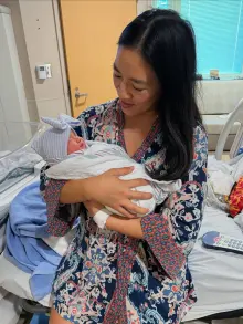 「提早來臨的聖誕節」... 45歲的米雪·關，經歷不孕後迎來第二個女兒的「奇蹟」