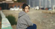 모두가 피해자라 생각하는 가족 안에서, 한 소녀의 힘겨운 생존기 〈문워크〉