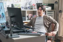 '권상우 무릎 꿇은 덕 봤나' 〈히트맨2〉9일 연속 1위… 200만 관객 돌파