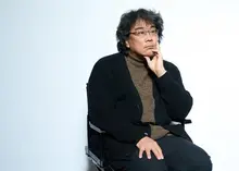 [인터뷰] 봉1, 봉2 … ‘봉8’ 〈미키 17〉이 탄생하기까지, 봉준호 감독 “2시간 동안 폰 안 보는, 정신없이 재밌는 영화 만드는 게 목표”