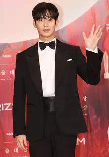 김수현, '故김새론 교제 논란'…다음 주 공식 입장 발표한다