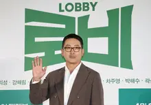 10년 만의 연출작인데…하정우, 급성 맹장염 수술로 영화 〈로비〉 시사회 불참