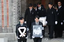 [Photo &] 'National Actor Late Ahn Seong-ki's Final Journey' Jung Woo-sung Holding the Portrait, Lee Jung-jae with the Medal