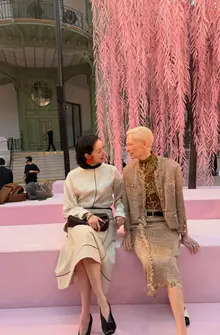 キム・ゴウン、パリでティルダ・スウィントンと「目が合う」…「人間シャネル」の独特なオーラ
