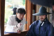 This Combination is Royal Level! 'The Man Living in the Palace' Reveals Behind-the-Scenes Stills of Yoo Hae-jin, Park Ji-hoon, and Yoo Ji-tae