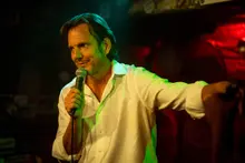 ブレッドリー・クーパー監督『笑いの裏に私たち』、3月20日ディズニープラス公開