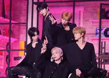 [Photo&] TXT Reaches Beyond “Seven-Year Curse,” Renewed Contracts Together With BTS RM’s Advice — Media-Opening Press Event