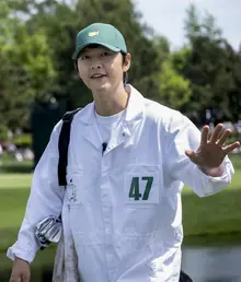 [Photo&] Song Joong-ki, After Taking a Masters Caddie Role, Meets Author Min Jin Lee for a “Global Move”